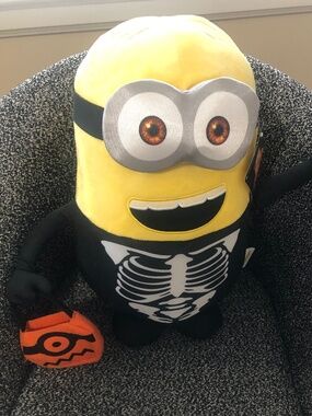 Minion plush toy Dave Halloween greeter 18.5” NWT
